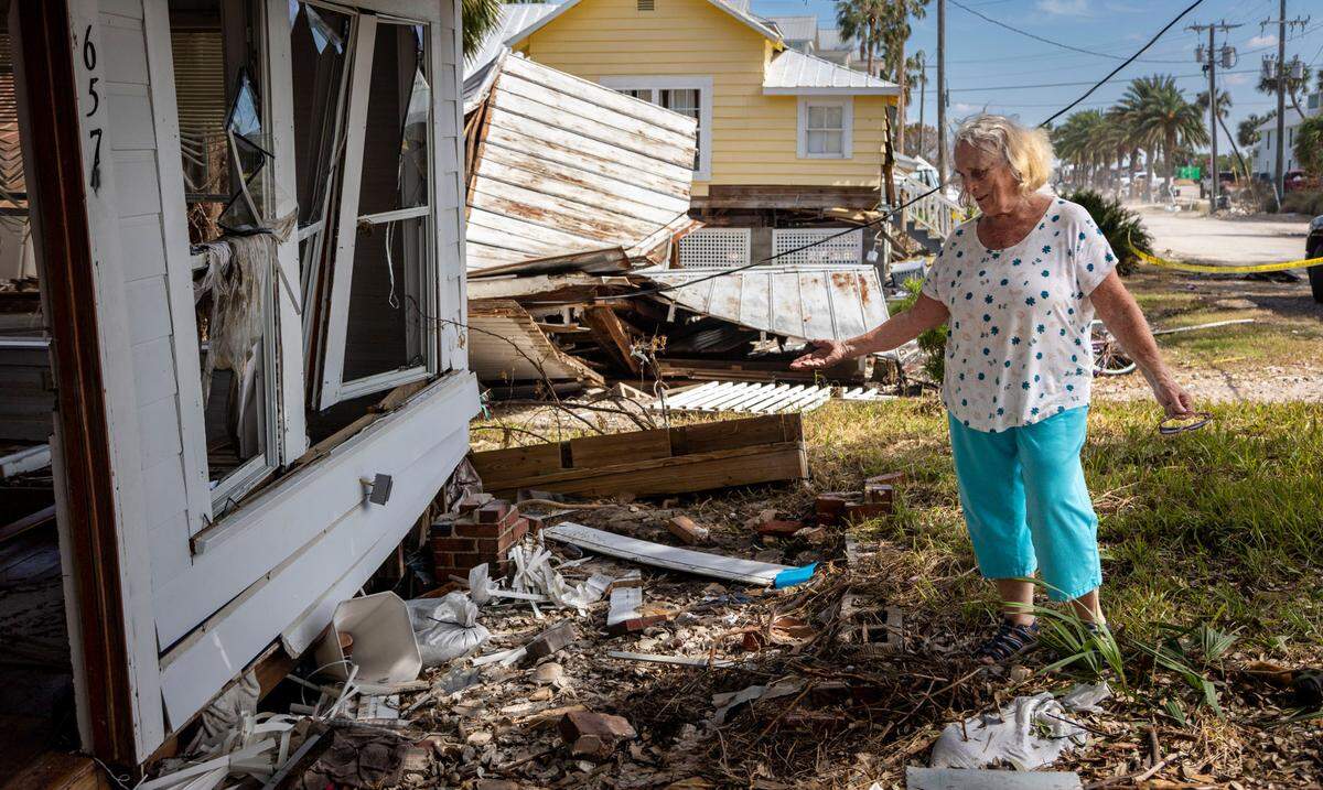 Cedar Key, Florida, 2 de octubre de 2024 - Nancy Hodges Duduen, de 83 años, viajó desde Tallahassee hasta First Street en Cedar Key para ver los daños en la casa en la que creció. No es propietaria de la casa en la que creció, pero sí tiene una propiedad en la calle y tiene la intención de restaurarla. Cedar Key es donde conoció a su esposo y dijo que es un lugar que considera su hogar.