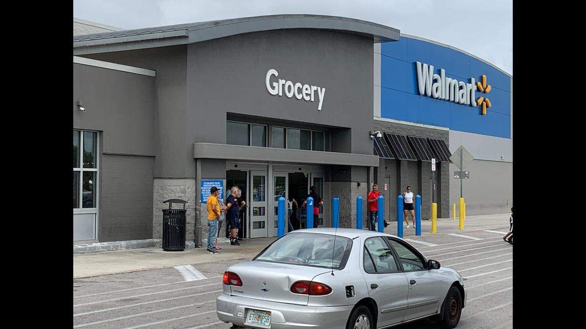 Supercentro de Walmart Supercenter en la 3200 NW y la 79th St. en Miami. Walmart inició un evento de descuentos hasta el 13 de octubre.
