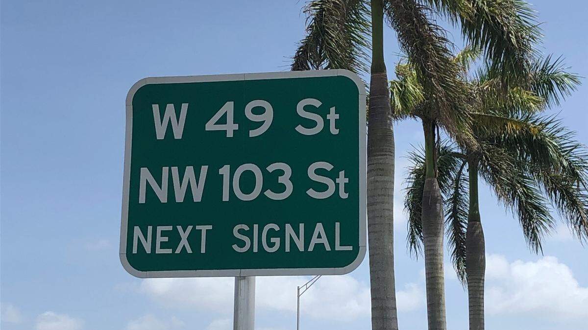 Una señal de la calle 49 del West de Hialeah, que al mismo tiempo es la 103 calle del Northwest del Condado Miami-Dade. Foto tomada el 15 de junio de 2022.