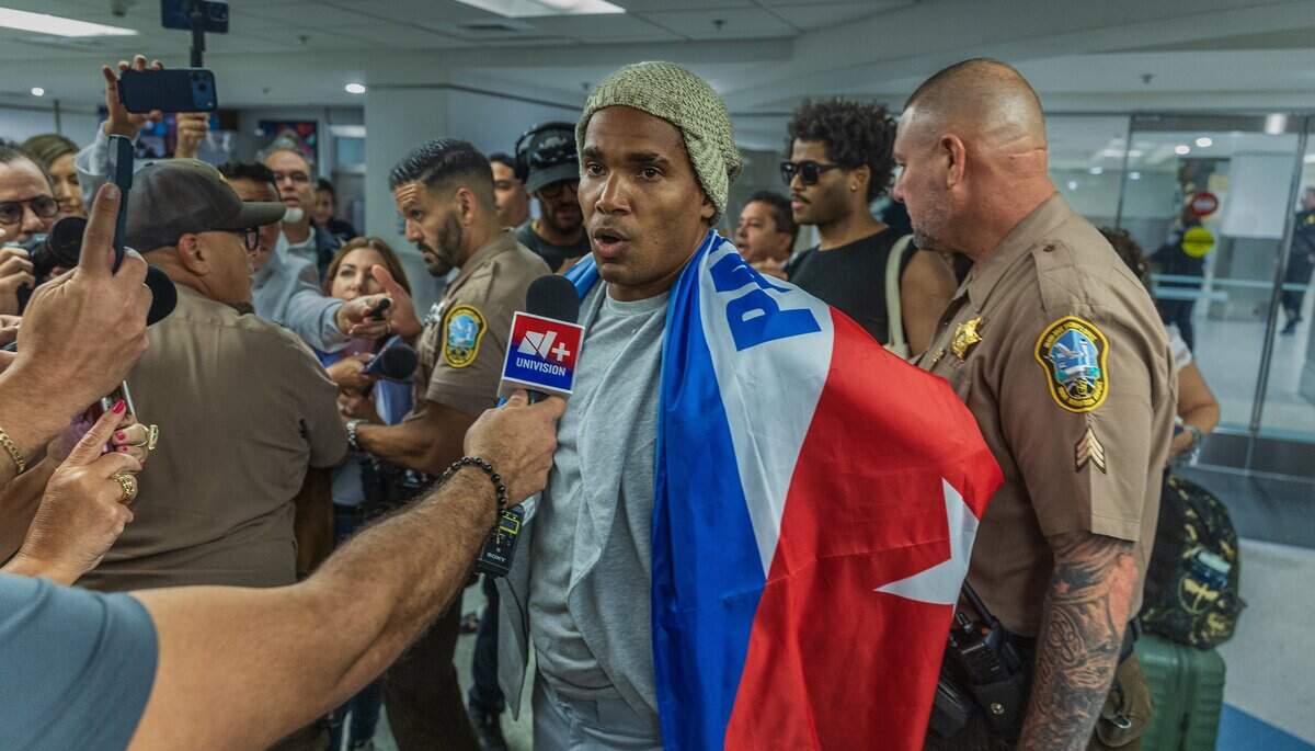El artista disidente cubano Luis Manuel Otero Alcántara habla con los medios tras llegar al Aeropuerto Internacional de Miami el sábado 18 de julio de 2026.