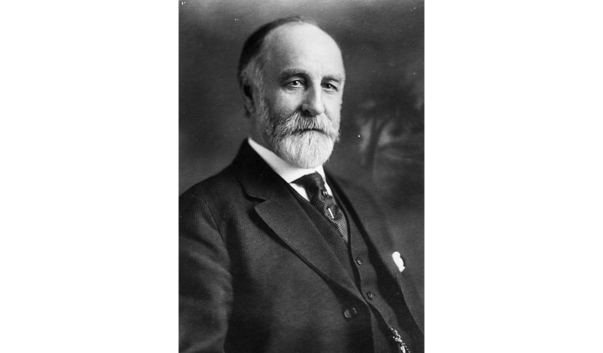 Jesse Walter Fewkes, antropólogo de la Oficina de Etnología de Norteamérica, comenzó a visitar Puerto Rico en 1902 para catalogar artefactos precolombinos y estudiar las culturas indígenas. Después que declaró falsas unas piedras con símbolos grabados, los científicos las consideraron falsas durante más de un siglo. Ahora hay señales de que las llamadas piedras del padre Nazario son reales y pueden ofrecer pistas sobre un lenguaje olvidado.