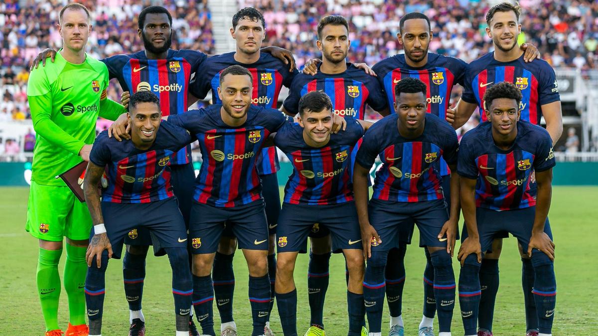 Los jugadores del FC Barcelona posan para una foto antes del inicio de su partido amistoso de fútbol contra el Inter Miami CF en el estadio DRV PNK el martes 19 de julio de 2022 en Fort Lauderdale, Florida.