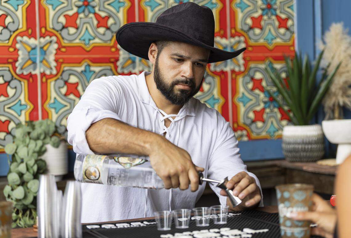 Sandro Esparza, actuando como jimador (cosechador de agave), observa a los invitados que visitan Tequila Town. El pop-up está hasta el 3 de mayo, pero habrá una apertura especial el Cinco de Mayo.