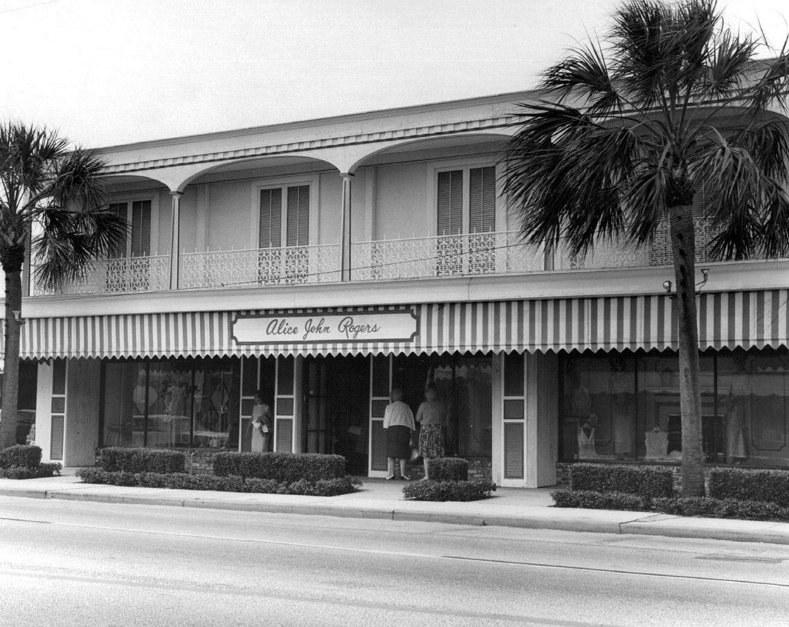 Storefronts along Las Olas.