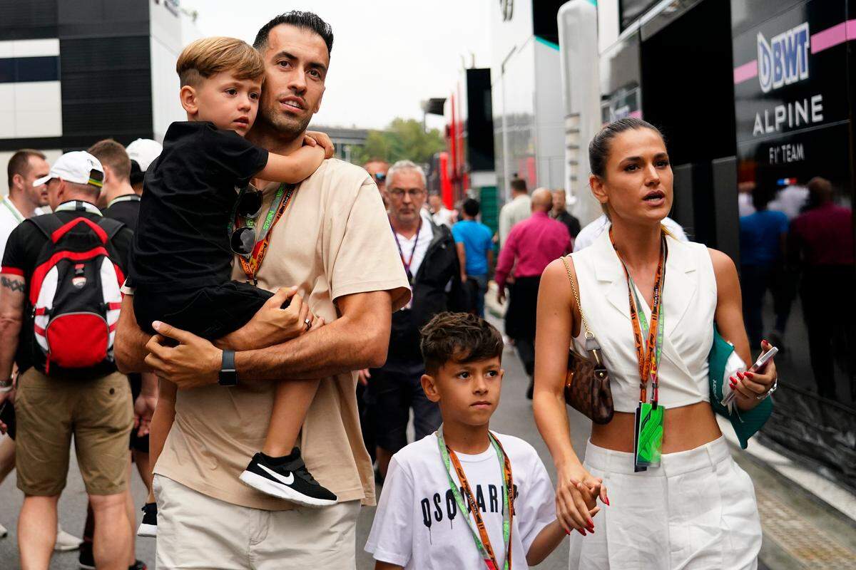 El jugador del FC Barcelona Sergio Busquets con su familia durante la ronda de clasificación previa al Gran Premio de España de F1 en el Circuit de Barcelona-Catalunya, el 3 de junio de 2023, en Barcelona, España. (Foto de Bagu Blanco / pressinphoto / Sipa USA))