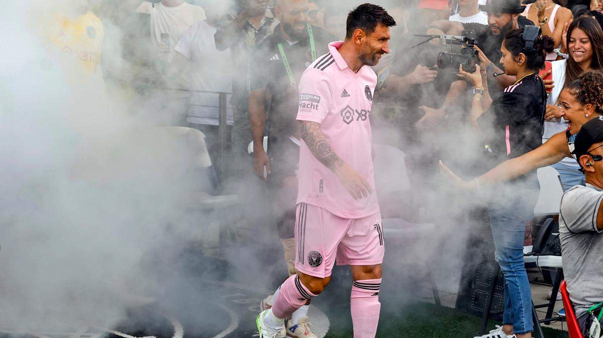 Inter Miami forward Lionel Messi (10) arrives for the game against Atlanta United of a Leagues Cup group stage match at DRV PNK Stadium in Fort Lauderdale, Fla. on Tuesday, July 25, 2023.