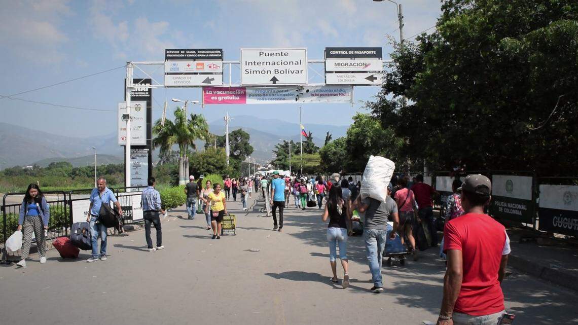 Unos 80,000 venezolanos cruzan a Colombia todos los días en busca de alimentos y medicinas. El puente internacional en Cúcuta, Colombia, es uno de los puertos de entrada más importantes.