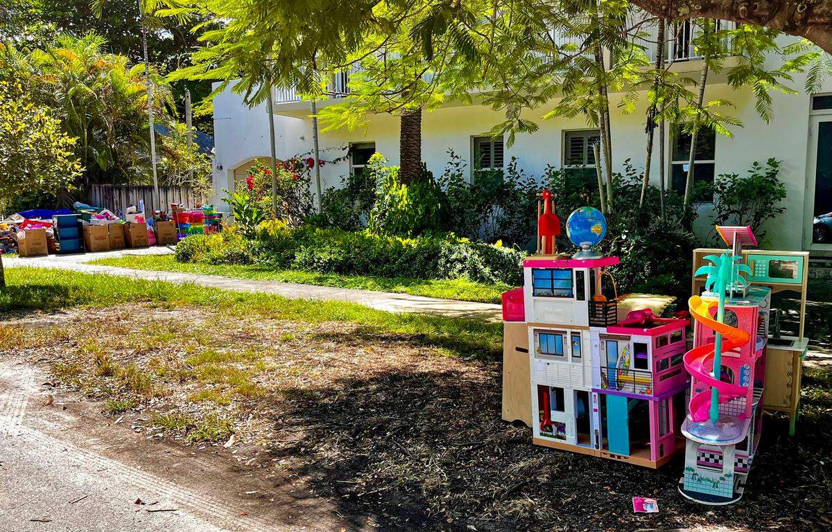 Doug Cox y Nicole Pearl, acusados de fraude por los compradores de la vivienda y por el ex socio de Cox, fueron desalojados de la casa de Coconut Grove que alquilaban por $12,000 al mes. Algunas de sus pertenencias, incluidos los juguetes de sus tres hijos, fueron retiradas de la casa el 16 de agosto.
