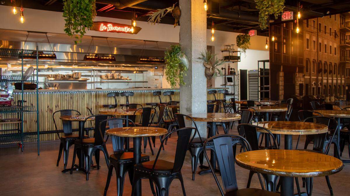 La Romanita Restaurant & Lounge, ubicado junto al Amelia Earhart Park en Hialeah, sirve pasta y pizza, además de mariscos y ensaladas.