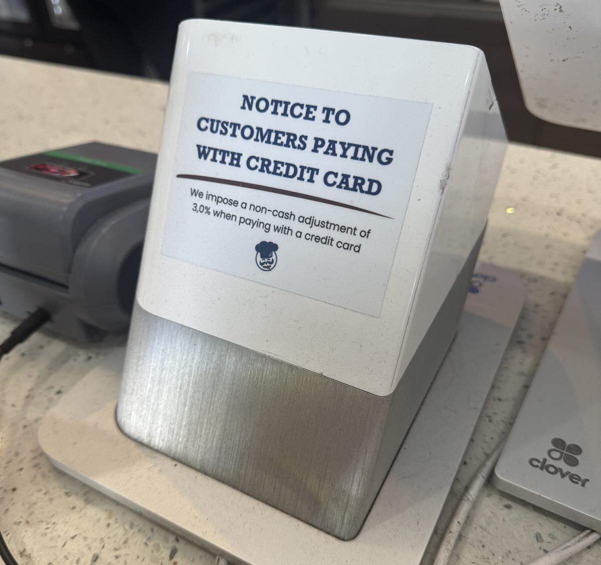El aviso sobre la tarifa por pago con tarjeta de crédito en Don Pan, en Kendall.