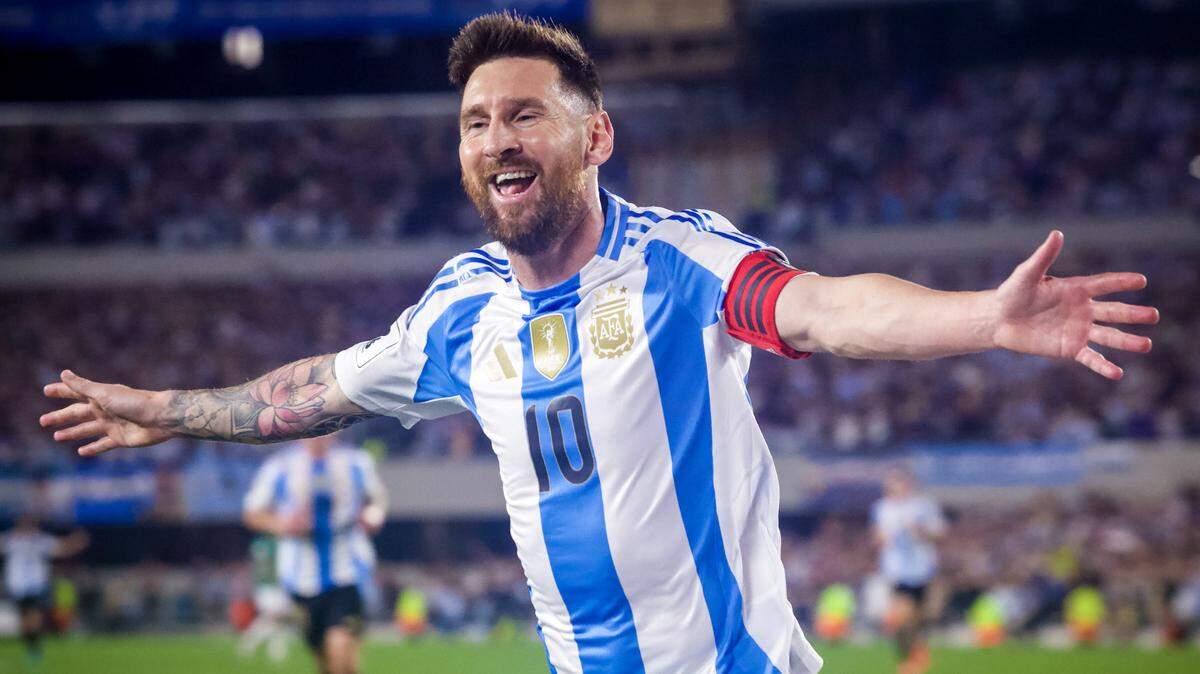 El capitán de Argentina Lionel Messi celebra su primer gol contra Bolivia, en el partido de las eliminatorias mundialistas sudamericanas, celebrado el 15 de octubre de 2024 en el Estadio Monumental de Buenos Aires.