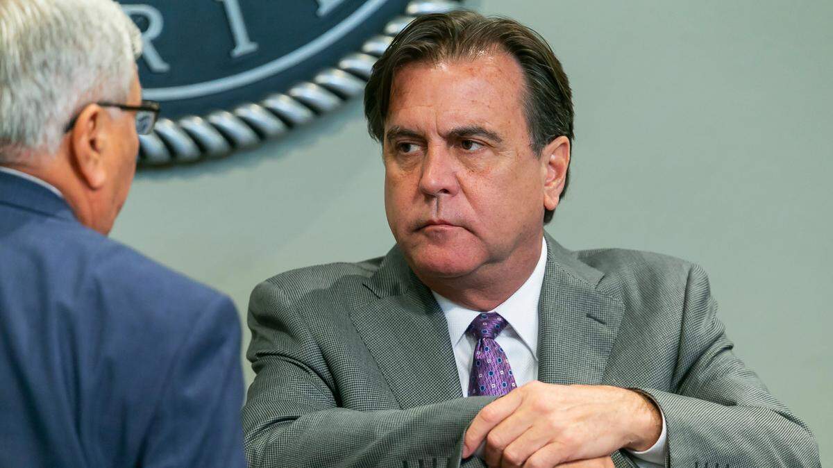 Commissioners Alex Díaz de la Portilla, right, and Manolo Reyes talk during a special meeting at Miami City Hall on Thursday, April 28, 2022.
