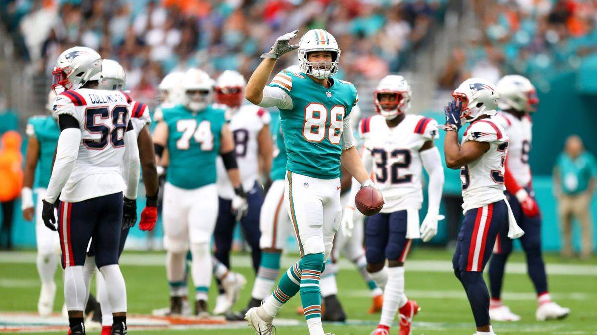 Miami Dolphins tight end Mike Gesicki (88) reacts after a play during the first quarter of an NFL football game against the New England Patriots at Hard Rock Stadium on Sunday, January 9, 2022 in Miami Gardens, Florida. (David Santiago Photo / Miami Herald)