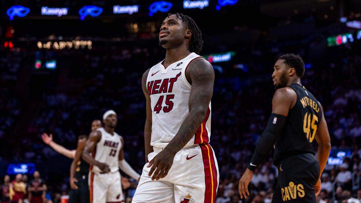 El armador del Heat, Davion Mitchell (45), reacciona a una jugada en el partido ante los Cavaliers de Cleveland el 28 de abril de 2025 en Miami.
