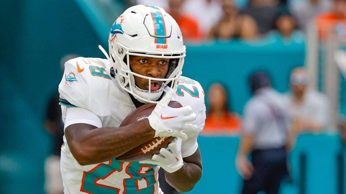 tMiami Dolphins running back De’Von Achane (28) carries the ball in the first quarter during the game against the Las Vegas Raiders at Hard Rock Stadium in Miami Gardens on Sunday, November 19, 2023.