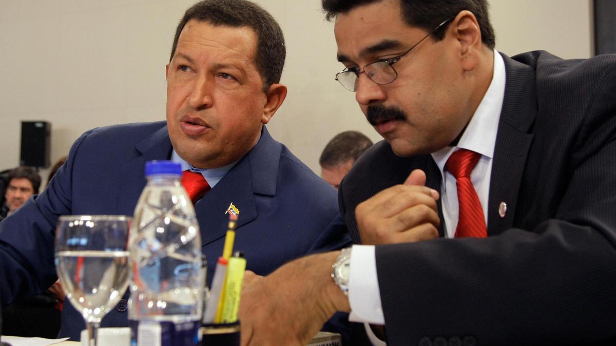 En esta foto de archivo del 4 de mayo de 2010, el entonces presidente venezolano Hugo Chávez (izq) y el entonces canciller, y hoy presidente, Nicolás Maduro, asisten una reunión de la UNASUR en Los Cardales, Argentina.