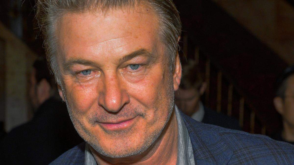 Alec Baldwin’s daughter teaches him slang words.