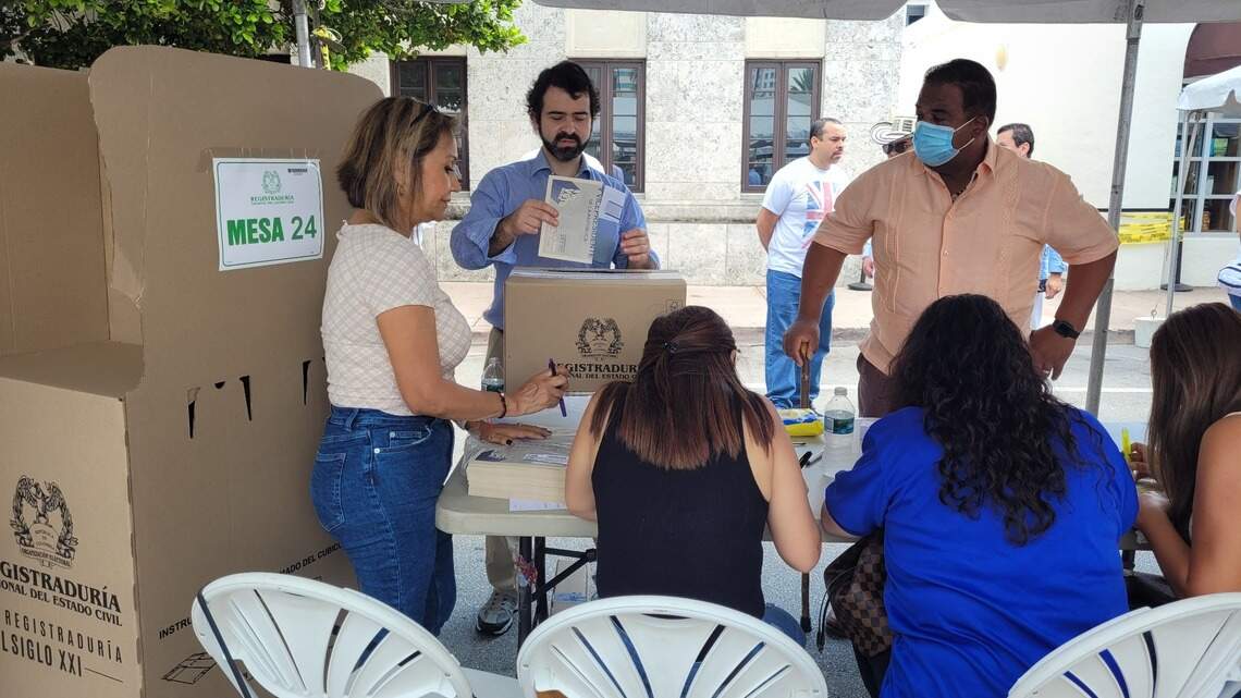 Colombians in South Florida call for transparency in presidential election results