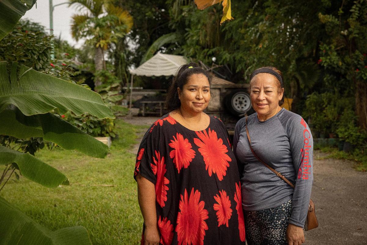 Claudia González, izquierda, y Mirelle Estrada, de la Asociación de Trabajadores Agrícolas de Florida, posan en su propiedad el lunes 21 de agosto de 2023 en Homestead, Florida. La SB 1718 es una nueva ley que impone una serie de restricciones relacionadas con la inmigración que podrían afectar los trabajadores inmigrantes que emplean determinadas granjas y viveros.