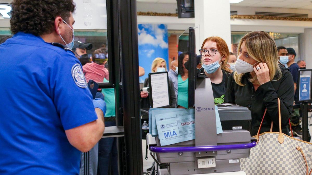 Viajeros pasan por seguridad en el Aeropuerto Internacional de Miami en Miami, el 23 de noviembre de 2021.