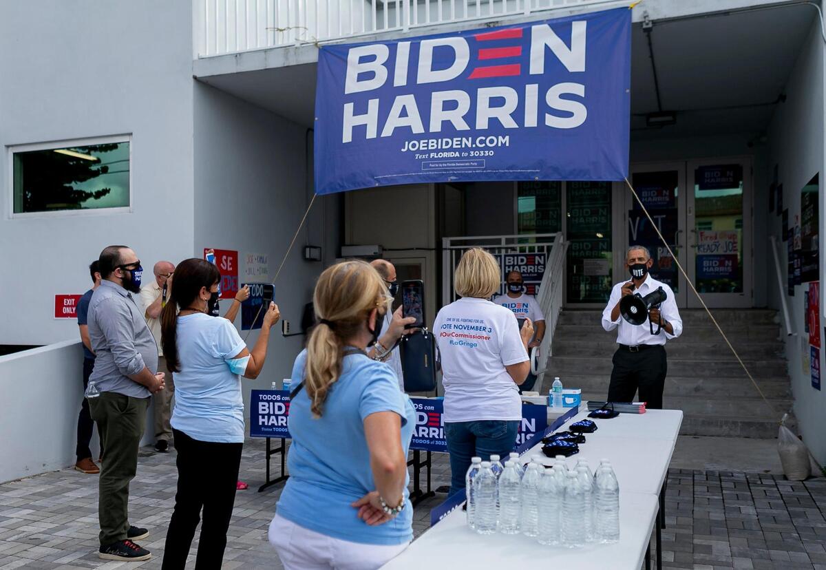 El ex presidente Barack Obama habla a los organizadores de la campaña de Joe Biden durante una escala en Miami Springs, Florida, el sábado 24 de octubre de 2020.