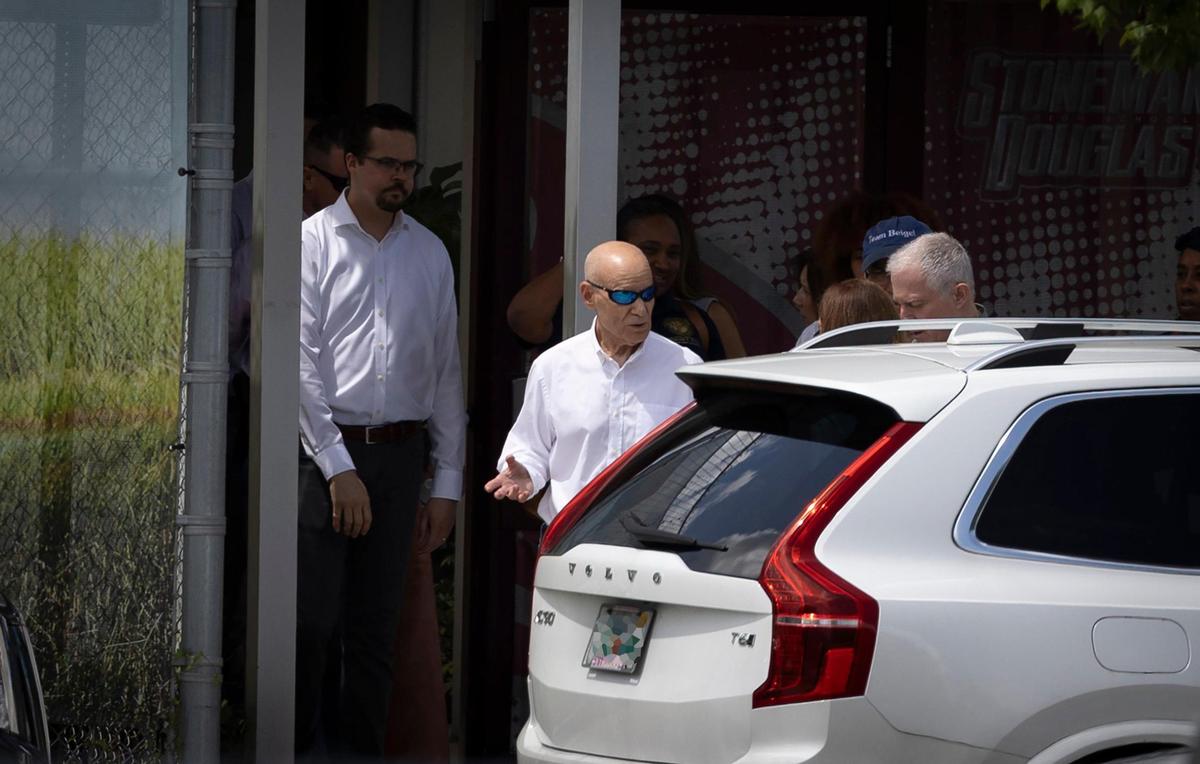 Parklandi, la Florida, 5 de julio de 2023: El fiscal Michael Satz, con lentes de sol, visitó el edificio 1200 de Marjory Stoneman Douglas High School en Parkland, en donde 17 personas fueron asesinadas a disparos el 14 de febrero de 2018.