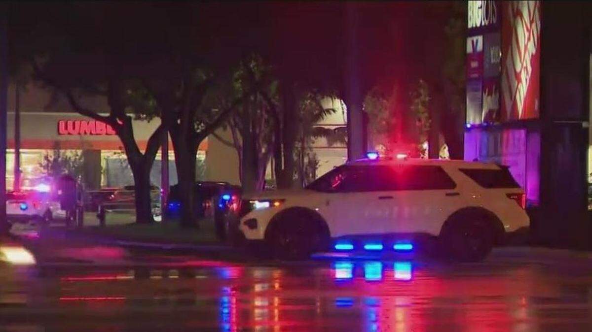 There was a heavy police presence at a Miami Gardens shopping plaza Tuesday night.
