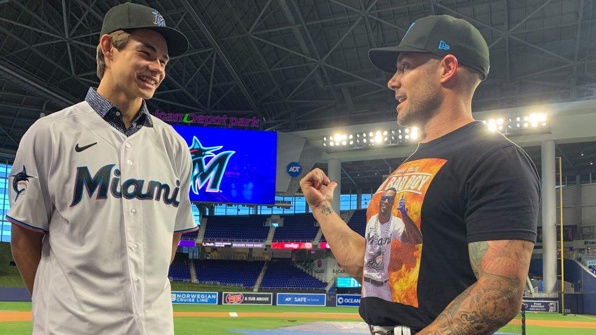El prospecto de pitcheo de los Marlins Noble Meyer (izquierda) habla con el manager del equipo Skip Schumaker en el loanDepot park, el 21 de julio de 2023 en Miami. 