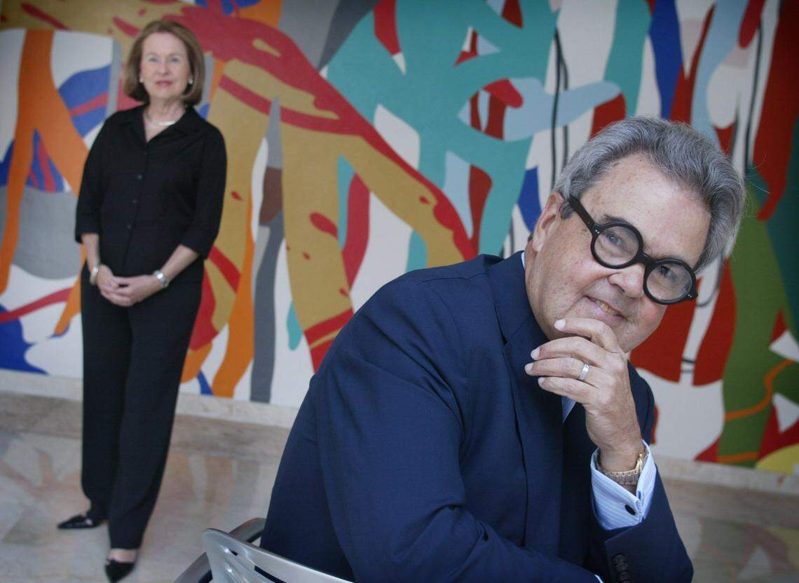 An archive Miami Herald photo from November 2003 of Rosa and Carlos de la Cruz at their home-gallery on Key Biscayne in front of a painting by artist Arturo Herrera. The de la Cruzes were an important fixture in Miami’s art community for decades. 
