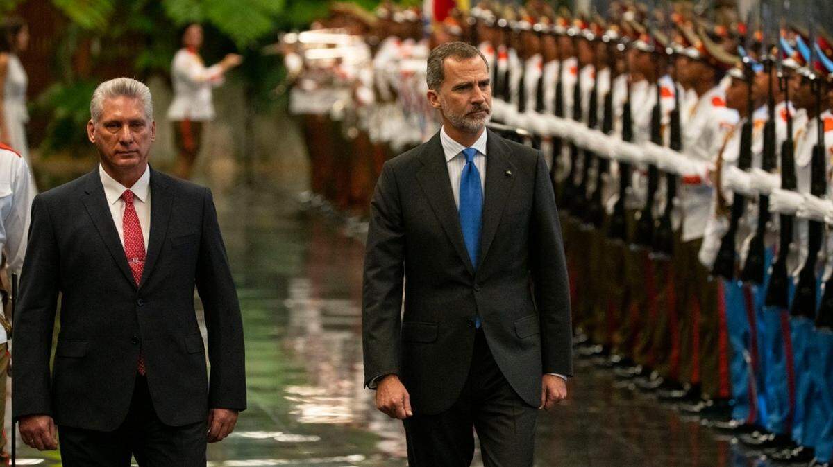 Cuban President Miguel Diaz-Canel, left, accompanies Spain’s King Felipe VI as they review the honor guard at Revolution Palace in Havana, Cuba, on Nov. 12.
