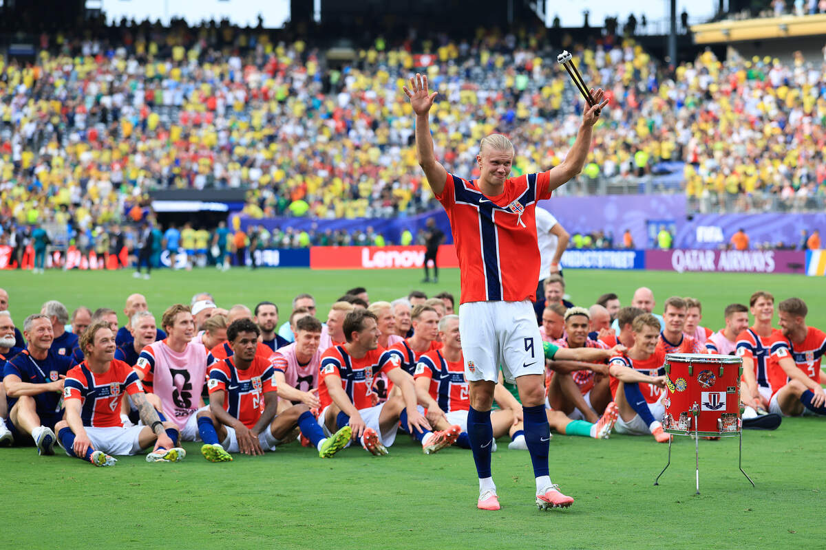 GettyImages-2284798739 (1).jpg EAST RUTHERFORD, NEW JERSEY - 5 JUILLET : Erling Haaland (n° 9) de la Norvège mène ses coéquipiers dans la « Viking Row » pour célébrer la victoire 2-1 lors du match des huitièmes de finale de la Coupe du monde de la FIFA 2026 opposant le Brésil à la Norvège au New York New Jersey Stadium, le 5 juillet 2026 à East Rutherford, dans le New Jersey. (Photo : Elsa/Getty Images)