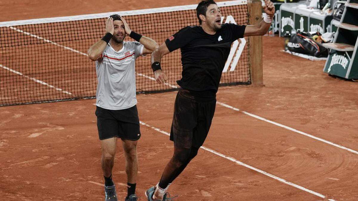 El Salvador’s Marcelo Arevalo, right, and Miami Killian High grad Jean-Julien Rojer celebrate winning the men’s doubles final against Croatia’s Ivan Dodig and Austin Krajicek of the U.S. in three sets, 6-7 (4-7’), 7-6 (7-5) 6-3, at the French Open tennis tournament in Roland Garros stadium in Paris, France, Saturday, June 4, 2022. (AP Photo/Thibault Camus)