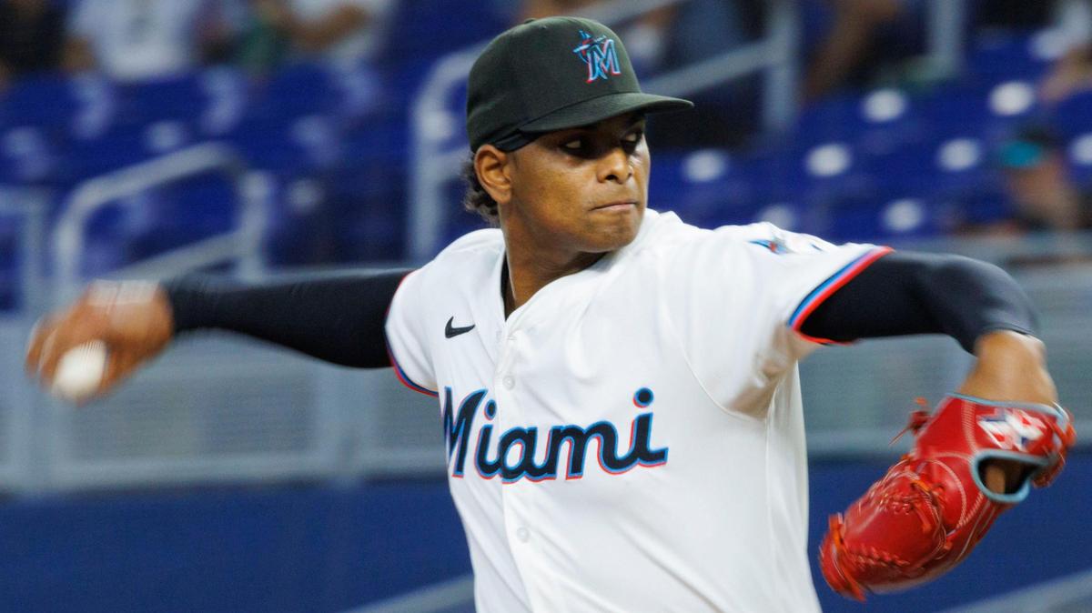 Miami Marlins starting pitcher Edward Cabrera (27) [itches during the first inning of a game against the Minnesota Twins on Tuesday, July 1, 2025 at loanDepot Park in Miami, Fla.