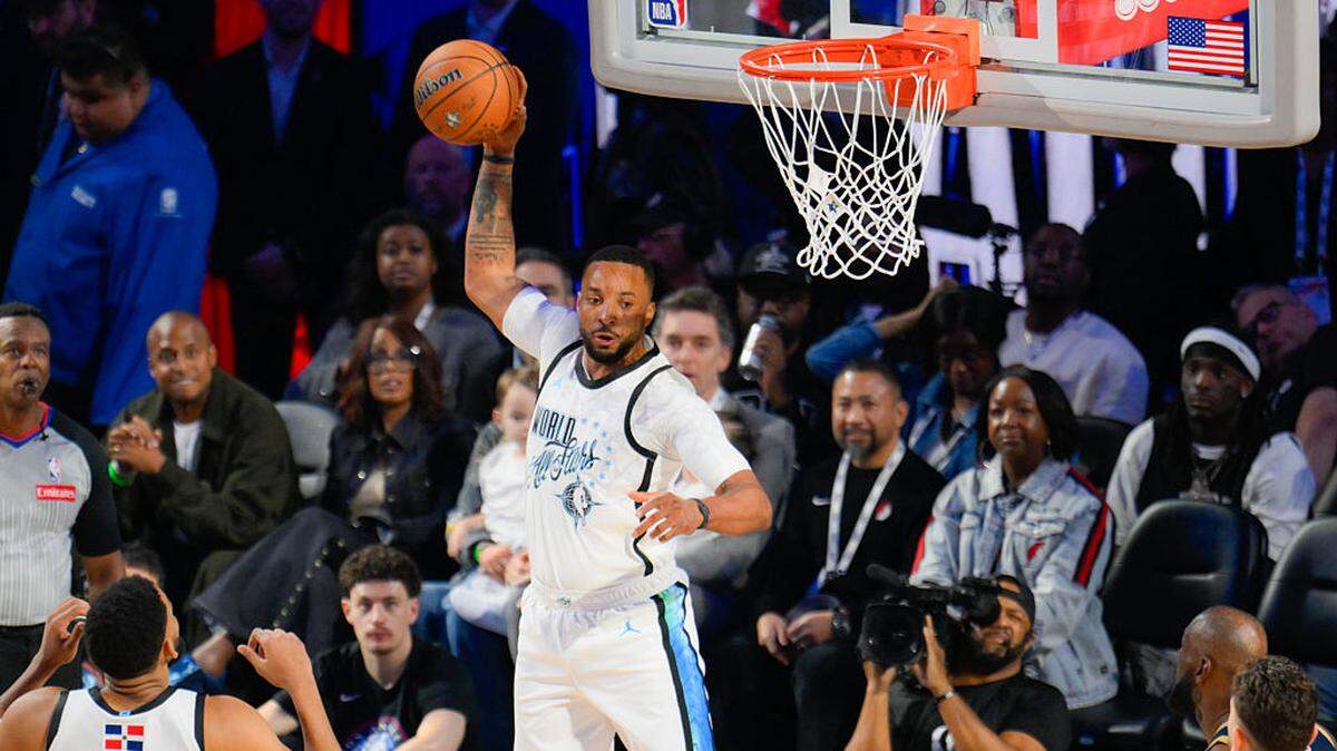 El jugador del equipo Mundo Norman Powell trata de pasar la pelota ante el conjunto Barras, en el Juego de las Estrellas celebrado el 15 de febrero de 2026 en  Inglewood, California. 