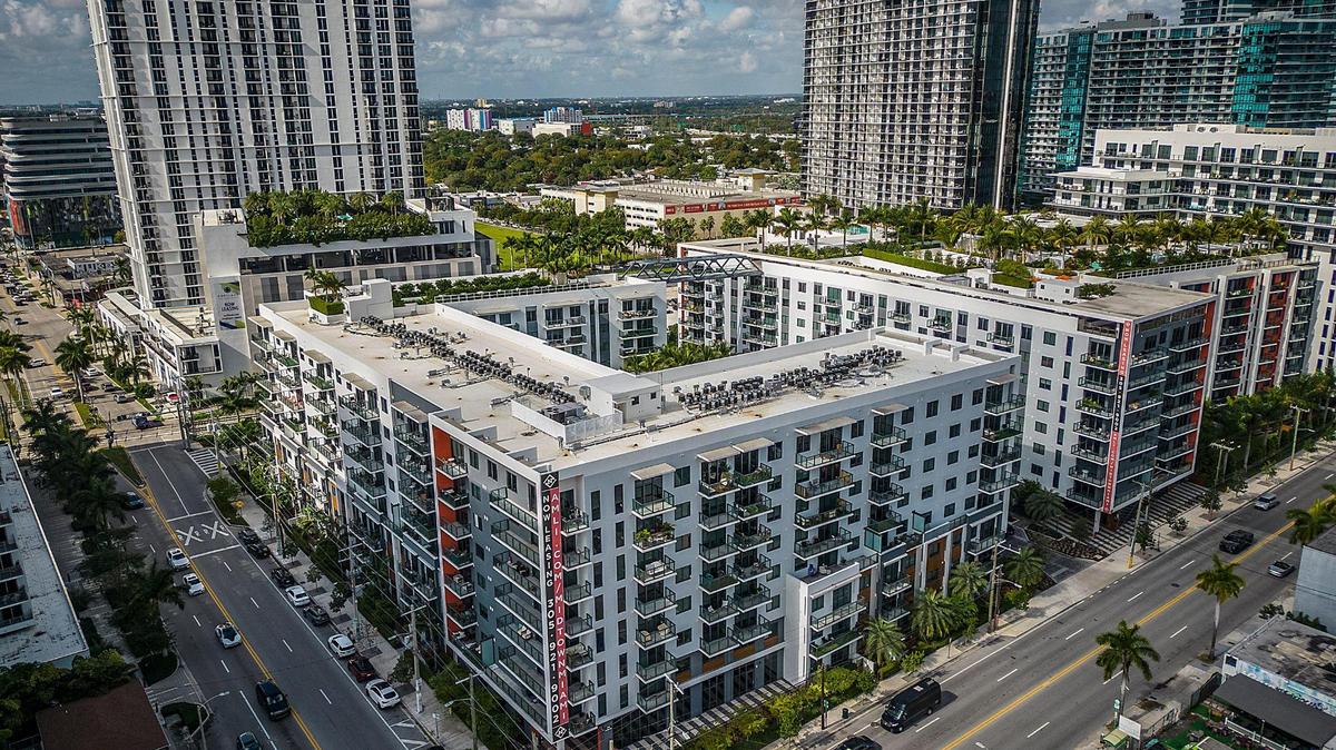 Los alquileres de viviendas en algunos barrios de moda de Miami-Dade han caído en cantidades de dos dígitos sobre una base anual. Arriba: Vista aérea hacia edificios de apartamentos en Midtown Miami, incluido el complejo AMLI Midtown Miami ubicado en 3000 NE 2nd Ave., el 30 de diciembre de 2022.