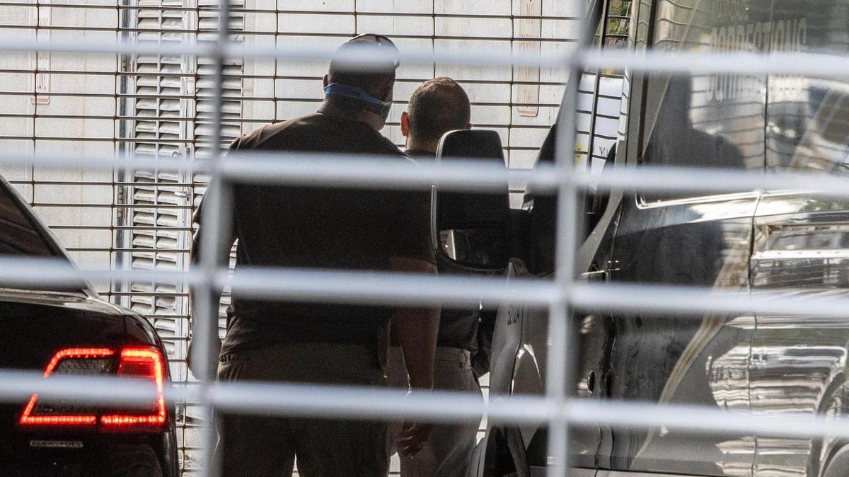 Policías escoltan al comisionado  Joe Martínez al Turner Guilford Knight Correctional Center de Miami-Dade en Doral el martes por la mañana.