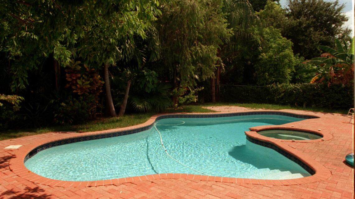 8/22/95 Al Diaz/Herald Staff-- Swimming Pool 13x17