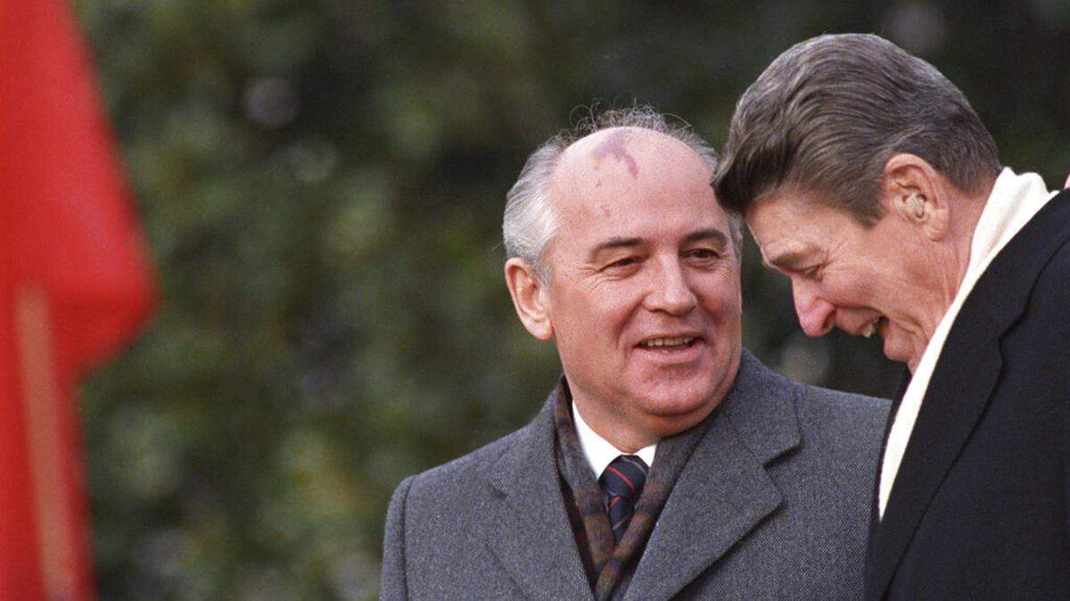 President Ronald Reagan, right, talks with Soviet leader Mikhail Gorbachev during arrival ceremonies at the White House where the superpowers begin three-day talks in 1987. 