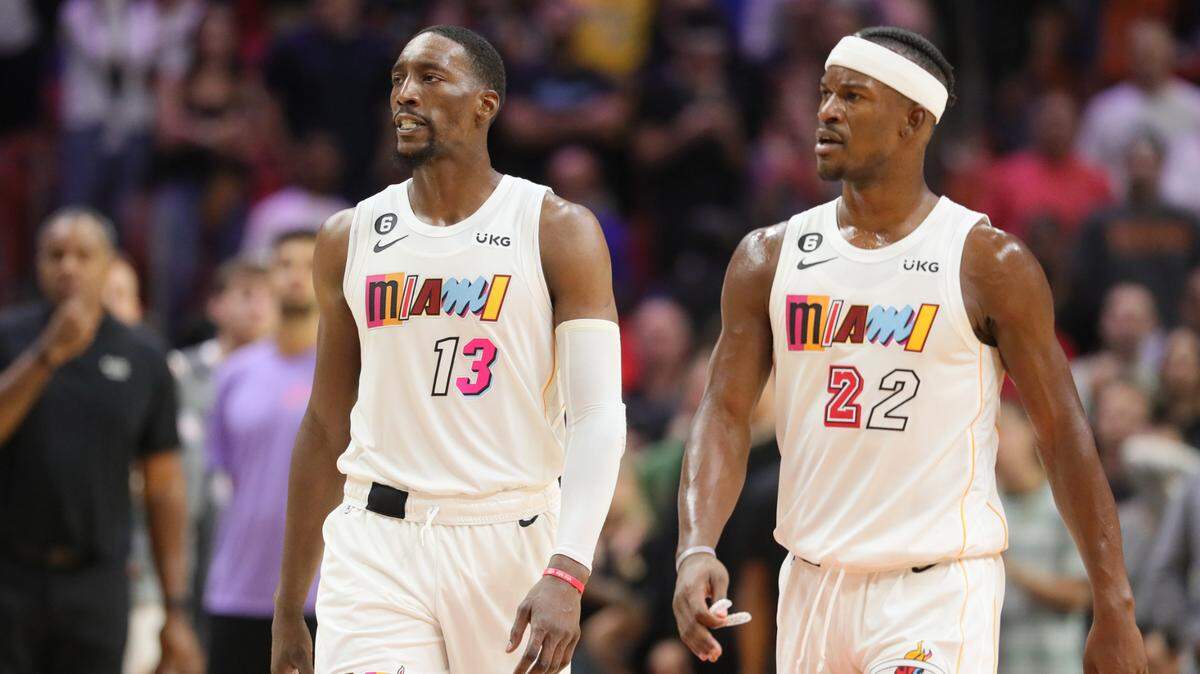 El centro del Heat Bam Adebayo (13) y el delantero Jimmy Butler en el partido contra los Hornets en el FTX Arena de Miami, el jueves 10 de noviembre de 2022.