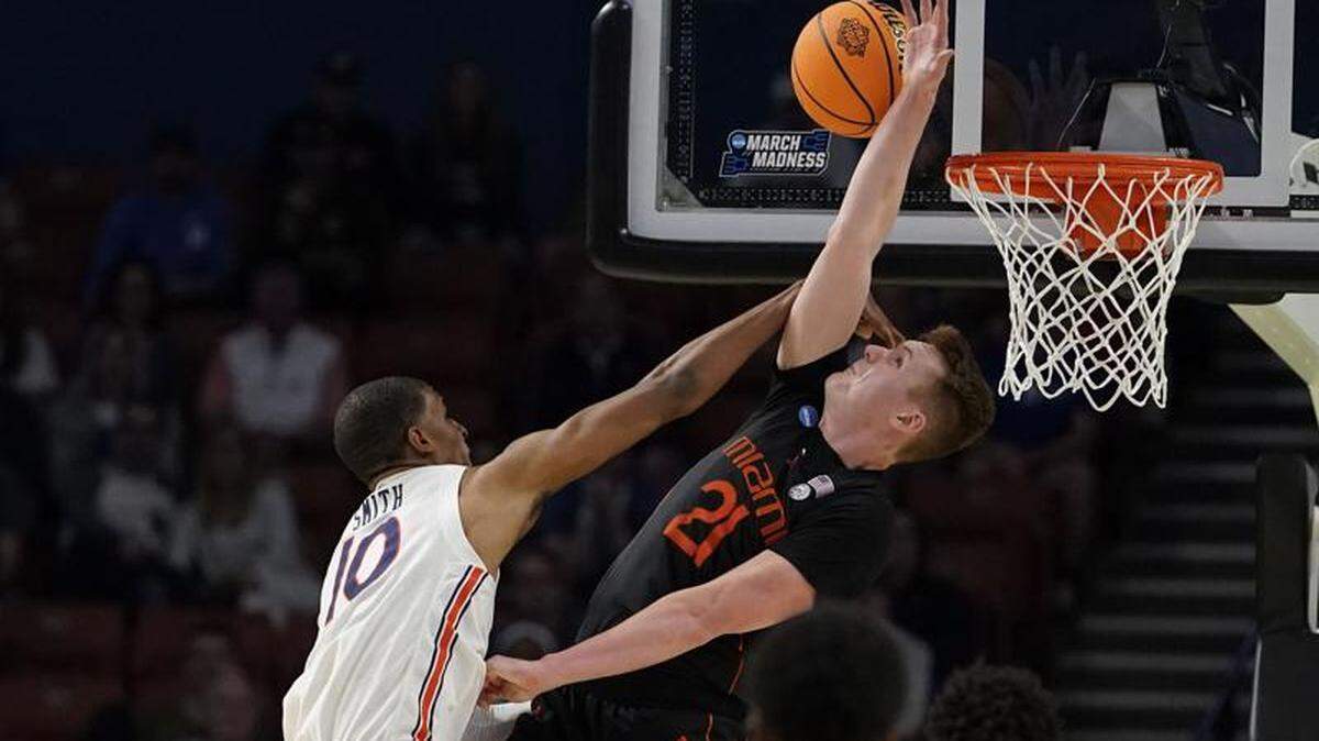Miami’s Sam Waardenburg (right) blocks Auburn’s Jabari Smith during the Hurricanes’ 79-61 NCAA Tournament second round win against the Tigers in Greenville, S.C. on Mar. 20, 2022.