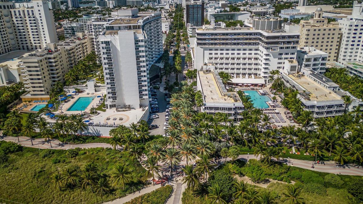 Los propietarios de los hoteles Ritz-Carlton y Sagamore planean invertir en la renovación de una parte del emblemático centro comercial de Lincoln Road. Esta es una vista del acceso de playa a la cuadra 100 de Lincoln Road con el edificio de condominios Decoplage a la izquierda, y el hotel Ritz-Carlton South Beach a la derecha.