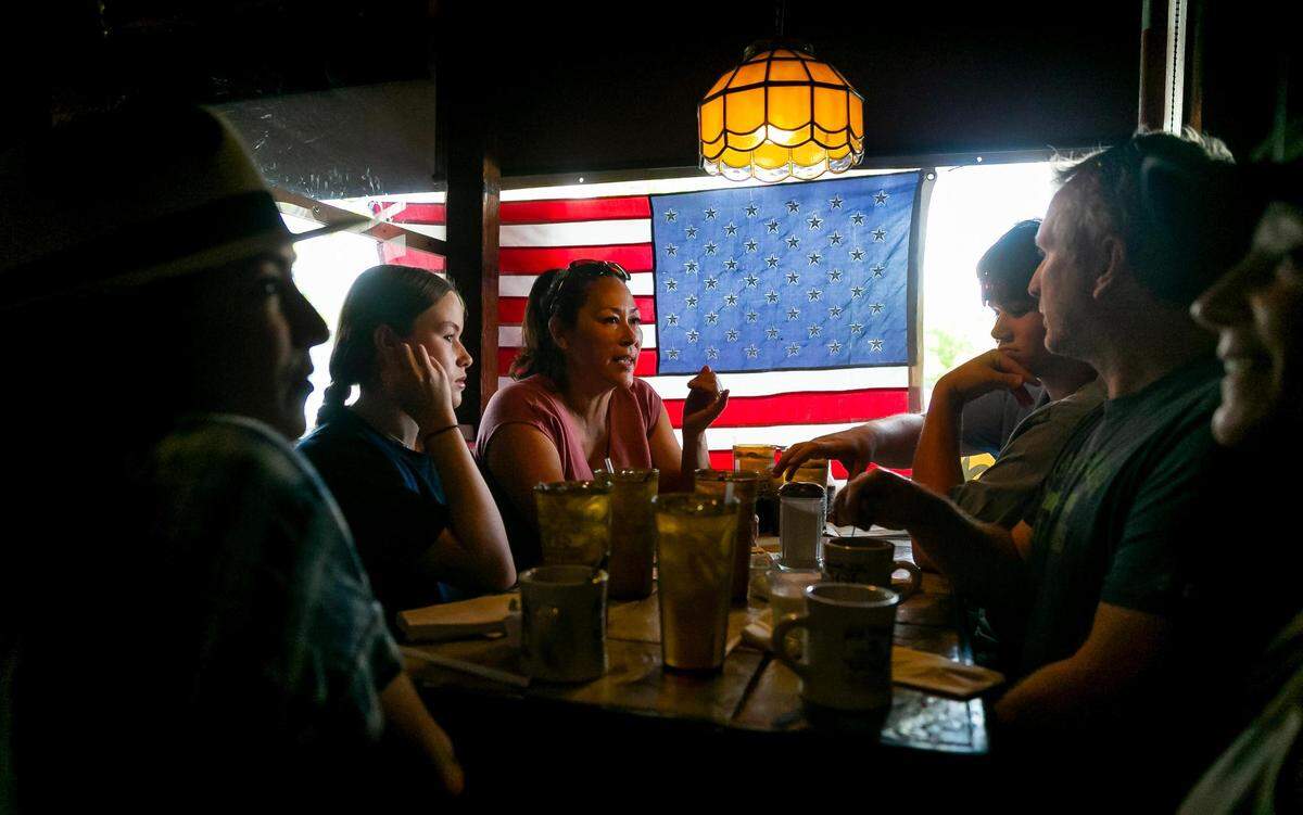 Mónica Robinson, Lauren Grounds, de 15 años, Amy Grounds, Jackson Grounds, de 17, Phil Grounds y Lea Stone desayunan en el restaurante Wagons West el viernes 1º de julio de 2022, en Pinecrest.