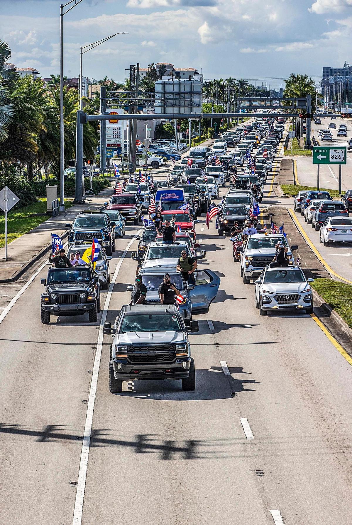 Cientos de residentes del sur de Florida se unieron al influencer Alex Otaola en una caravana por las calles de Miami desde Krome Avenue hasta Coconut Grove, llamada “Salvemos América”, en apoyo de todos los candidatos republicanos el sábado 5 de noviembre de 2022.
