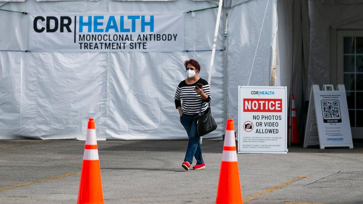 Una mujer sale de un centro de de tratamiento con anticuerpos monoclonales en el campus norte del Miami Dade College, el 19 de enero de 2022.. MATIAS J. OCNER MOCNER@MIAMIHERALD.COM