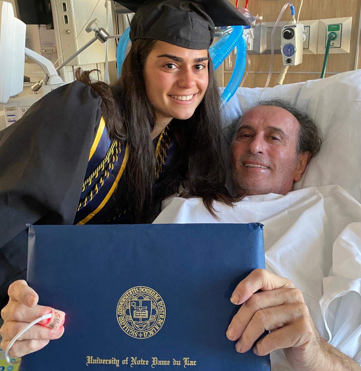 Tatiana Pernetti organizó una graduación ficticia en el hospital para su padre, Nino Pernetti.