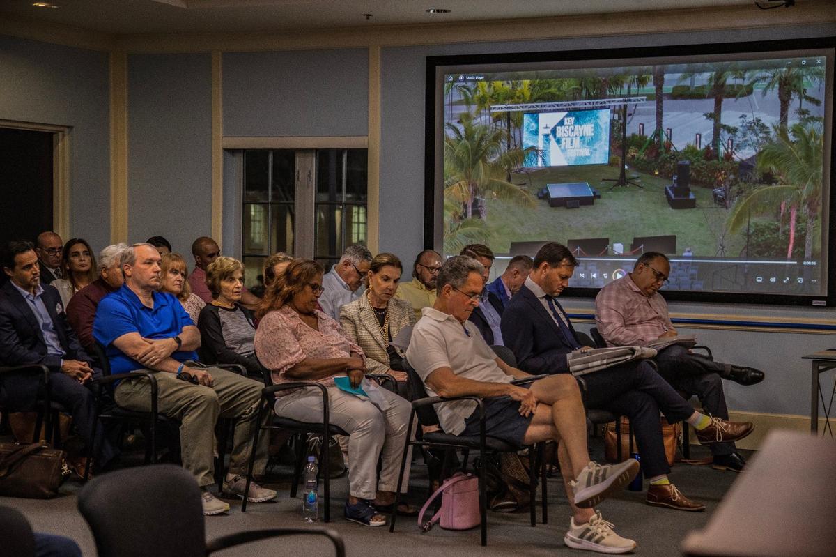 Martes 13 de febrero de 2024: Los habitantes de Key Biscayne una reunión del concejo en donde el jefe de Policía Francis J. Sousa habló durante una presentación especial a los miembros y habitantes después de la investigación de Miami Herald sobre Oscar Olea.