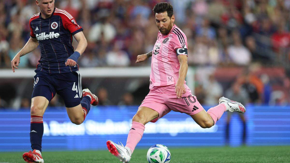  El delantero del Inter Miami CF, Lionel Messi (10), marca un gol durante el primer tiempo contra el New England Revolution en el Estadio Gillette, el 9 de julio de 2025, en Foxborough, Massachusetts.