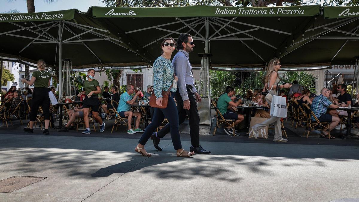 Visitors stroll past lunchtime diners at Rosinella Italian Trattoria, the oldest restaurant along South Beach’s Lincoln Road Mall.