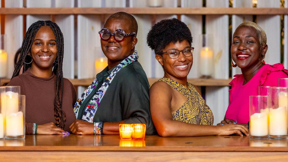 Las tecnólogas Ashley Caines, Sharon Holm, Somara Jacques y Sharonda Davis posan durante la Miami Tech Happy Hour en Freehold Miami, en Wynwood,  Miami, el miércoles 16 de noviembre de 2022.