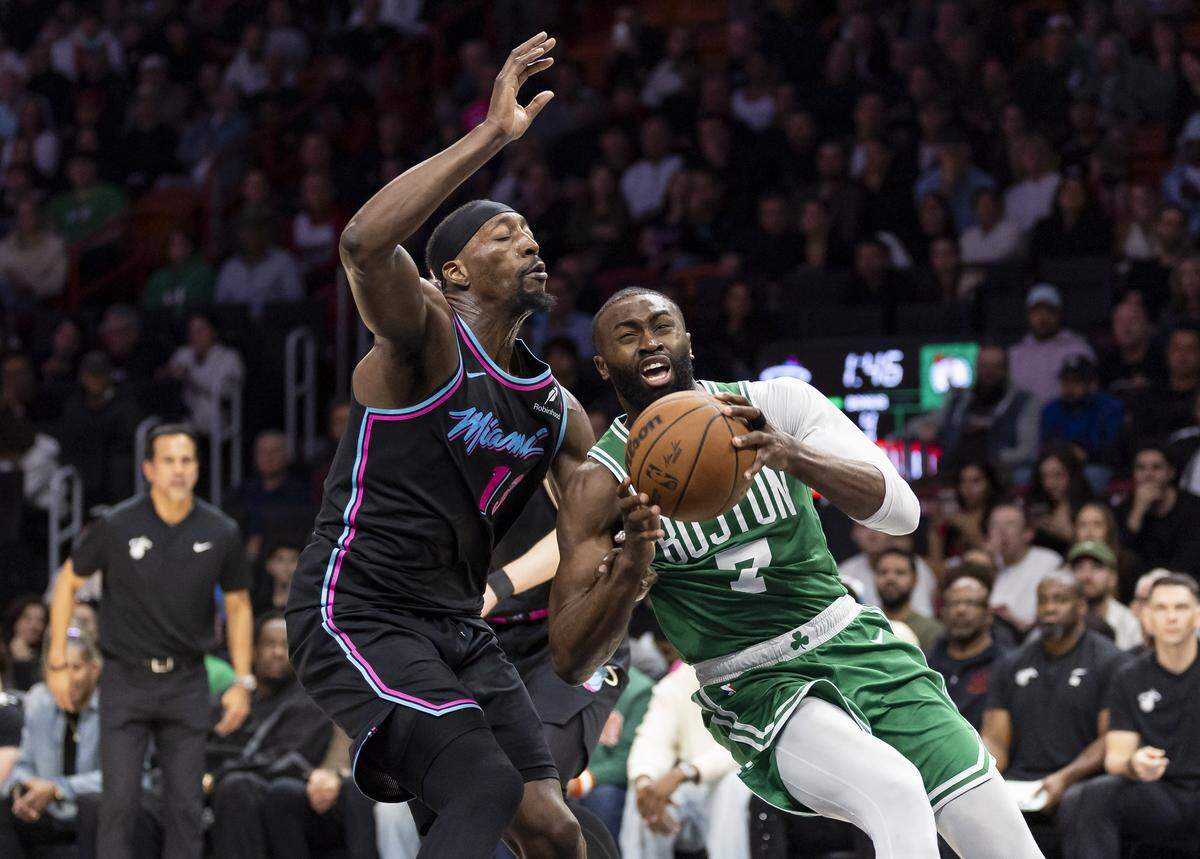 El centro del Heat Bam Adebayo (izq.) trata de frenar a Jaylen Brown, de los Celtics de Boston, en el partido celebrado el 15 de enero de 2026 en Miami.